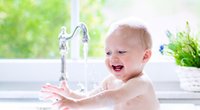 Baby waschen: So pflegt ihr euren kleinen Dreckspatz