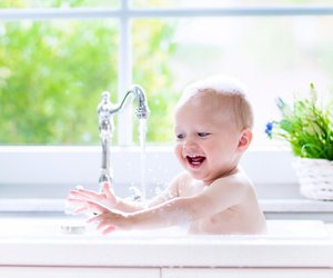 Baby waschen: So pflegt ihr euren kleinen Dreckspatz