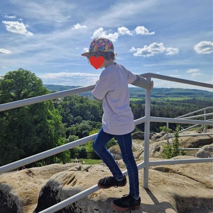 Harz mit Kindern: Auch wenn die Burg mit Geländern gesichert ist, sollte ihr eure Kinder bei einem Besuch von Regenstein nicht aus den Augen lassen.