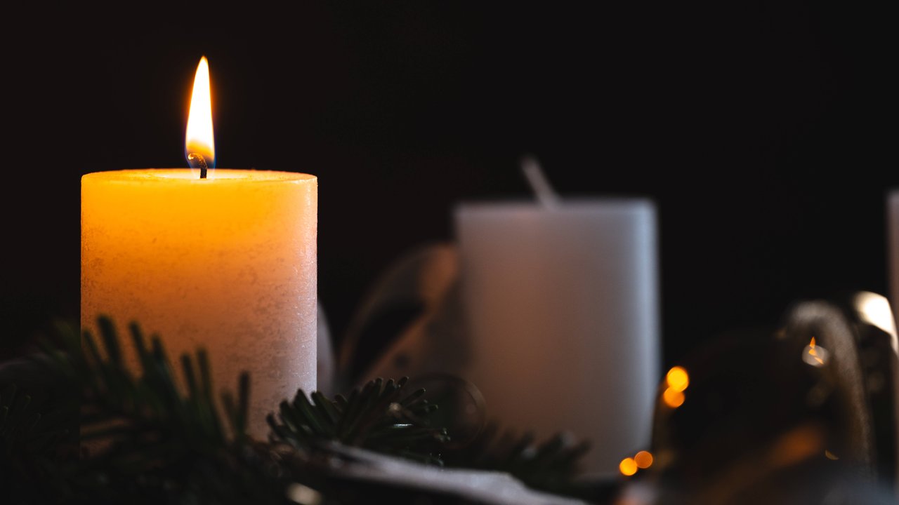 Advent, Advent, ein Lichtlein brennt: Zum Beispiel auf diesem wunderschönen Tannenkranz von Tchibo.