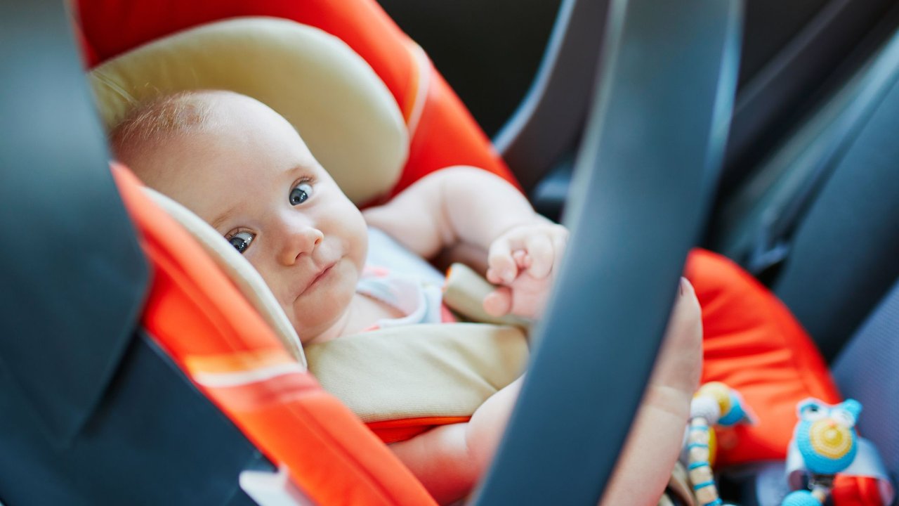 Wie lange Maxi Cosi? Ab diesem Alter bzw. ab dieser Größe ist die Babyschale zu klein