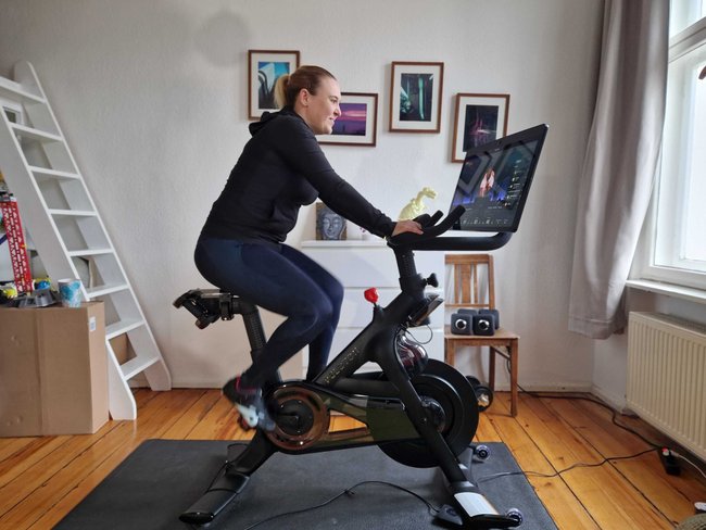 Peloton Bike im Test: Ich habe mit meiner Familie das Peloton Bike getestet und seither trete nicht nur ich, sondern auch Mann und Kind regelmäßig in die Pedale.