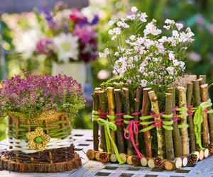 Tischdeko mit Blumen: Dekorative Blumenkörbchen basteln