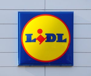 Entspannter Sonnenschutz für Zwei: Mit dieser Outdoor-Doppelliege von Lidl wird euer Garten zur Wohlfühloase