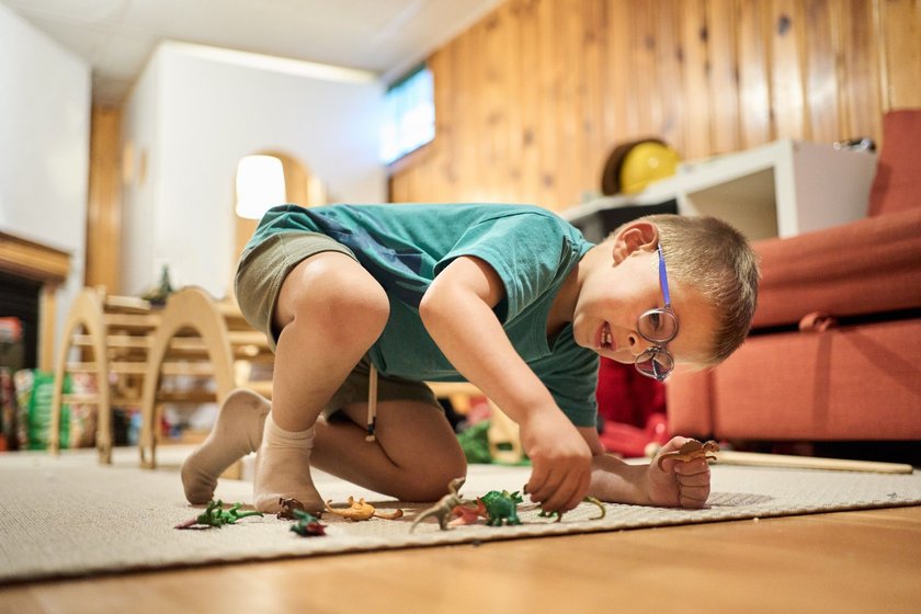 Glückliches Kind: Kind spielt mit Dinos