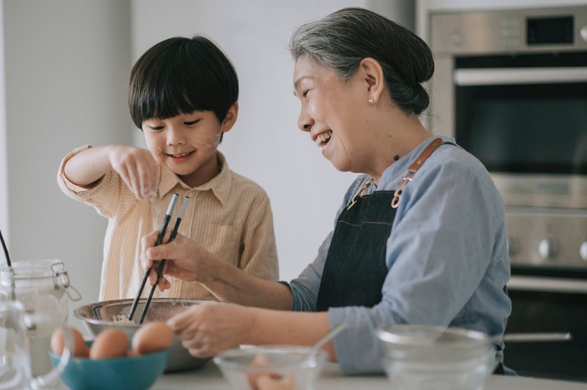 Warum Großeltern wichtig sind: Oma und Enkel kochen 