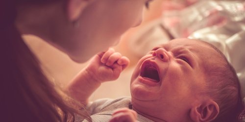 Kamin, heiße Tasse, Ofen, Kochtopf: 9 Gefahren, die Eltern oft unterschätzen