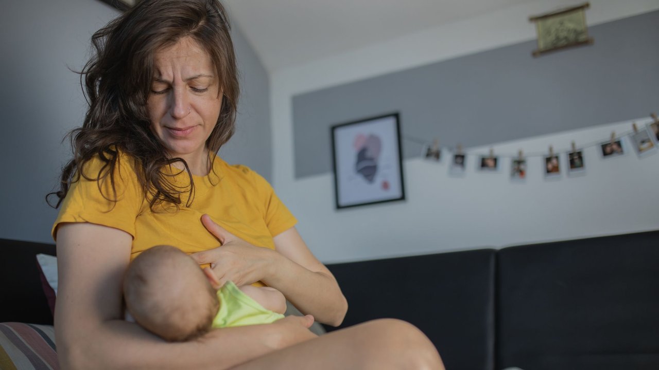 Das hilft sofort bei Milcheinschuss: Mutter stillt ihr Kind