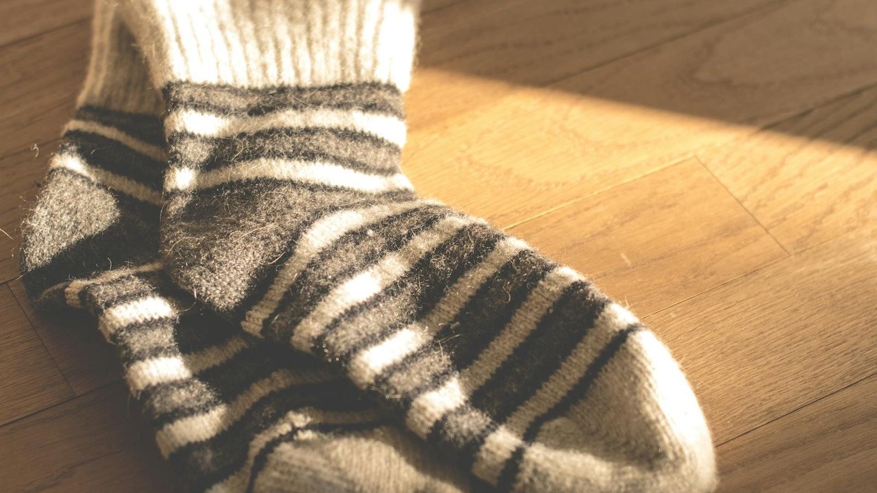 Socken halten die Füße warm.