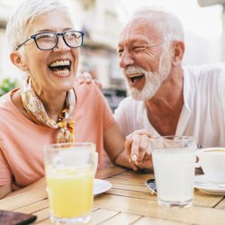 Wenn vor Lachen das Gebiss rausfällt: Diese 19 Rentnerwitze finden auch Oma und Opa lustig