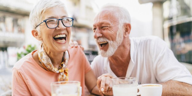 Wenn vor Lachen das Gebiss rausfällt: Diese 19 Rentnerwitze finden auch Oma und Opa lustig