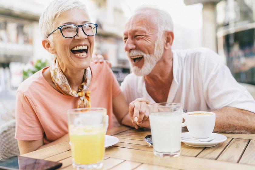 Rentnerwitze: Mann und Frau lachen gemeinsam