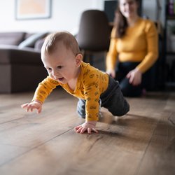 Ab wann krabbeln Babys? Alle Infos für Eltern zum Krabbelstart