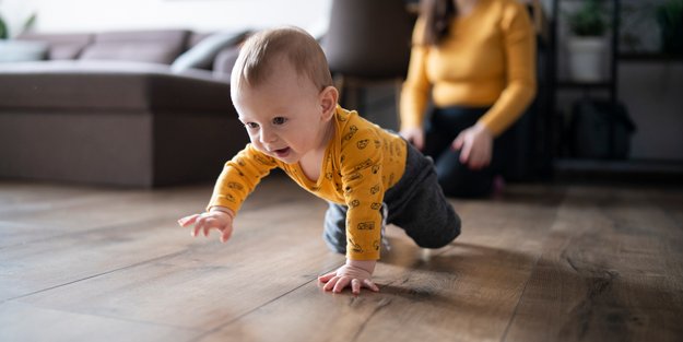 Ab wann krabbeln Babys? Alle Infos für Eltern zum Krabbelstart