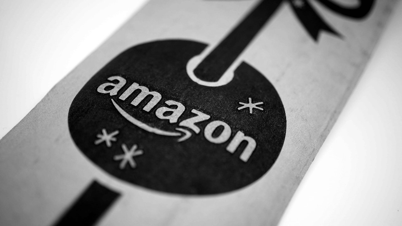 Kurios, kurioser, Weihnachtspullis: Amazon hat einen für Hundefans im Sortiment.