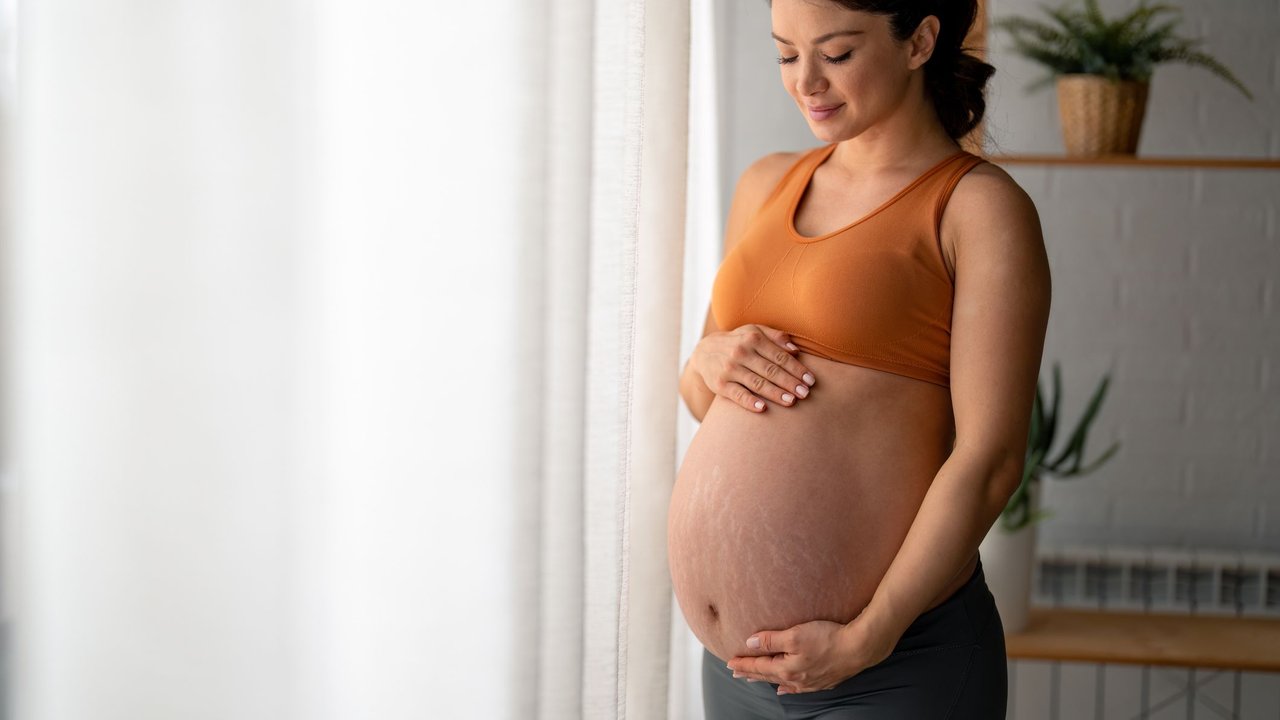 Schwangere Frau mit großem Babybauch