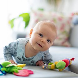 Wann drehen sich Babys? So könnt ihr euer Kind dabei unterstützen