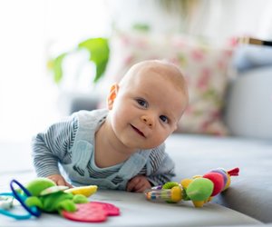 Wann drehen sich Babys? So könnt ihr euer Kind dabei unterstützen