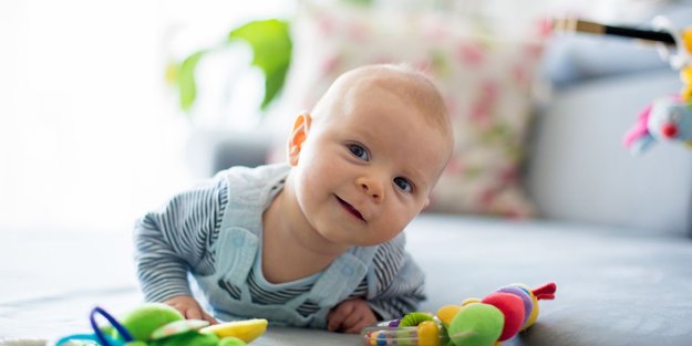 Wann drehen sich Babys? So könnt ihr euer Kind dabei unterstützen