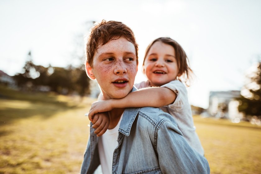 Rührende Kindermomente: Bruder nimmt kleine Schwester Huckepack