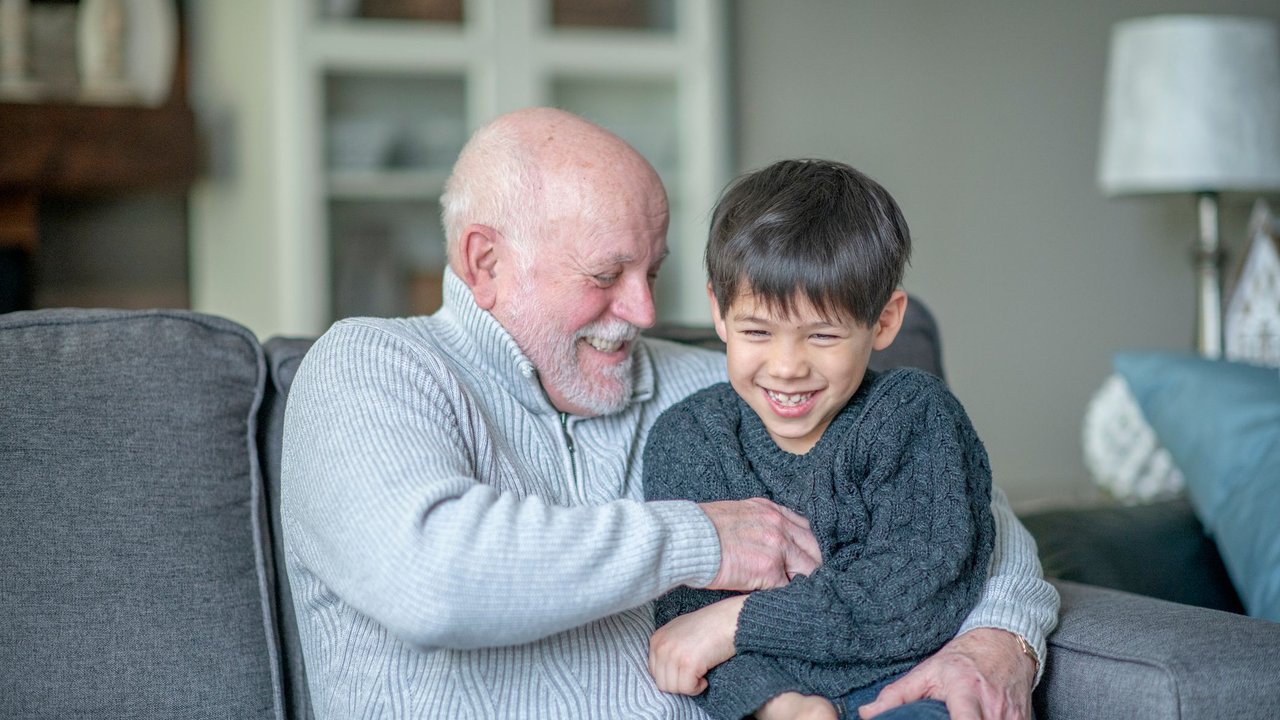 Opa kitzelt sein Enkelkind