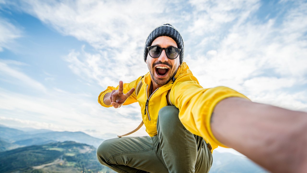 Erlebnisgeschenke für Männer - Mann macht Selfie