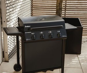 Unter 150 €: Aldi verkauft beliebten 4-Brenner-Gasgrill von Enders zum Bestpreis
