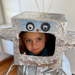 Upcycling-Idee zu Halloween: Dieses Roboterkostüm könnt ihr in weniger als 10 Minuten basteln