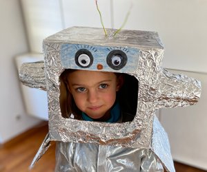 Upcycling-Idee zu Halloween: Dieses Roboterkostüm könnt ihr in weniger als 10 Minuten basteln