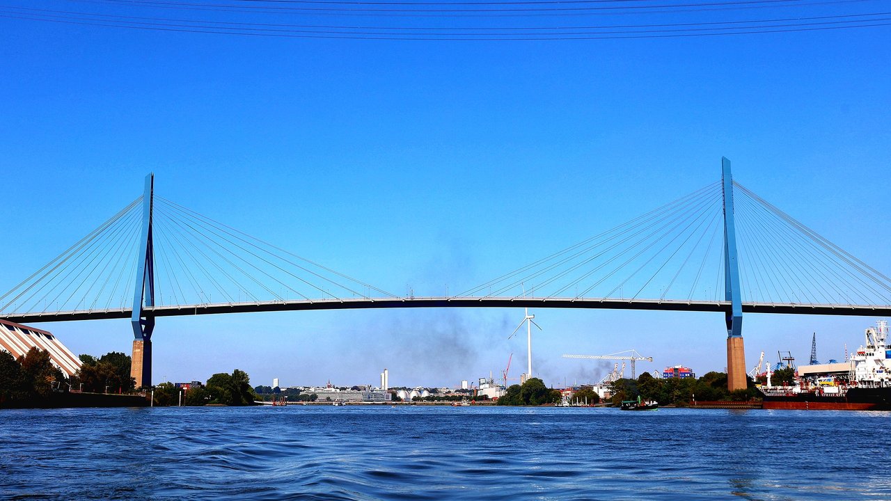 Diese große Brücke über die Elbe befindet sich in Hamburg.