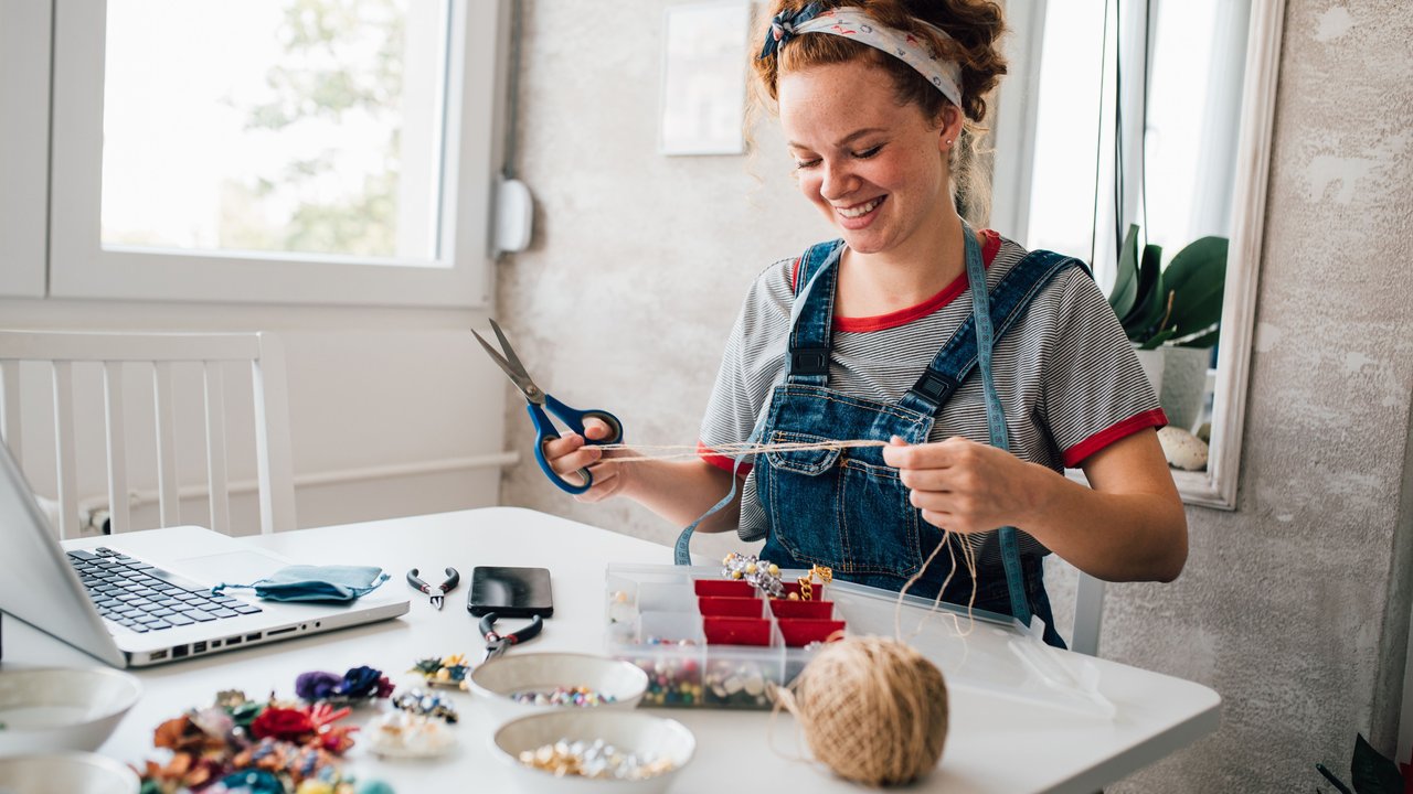 Frau bastelt in ihrer Wohnung mit einem DIY-Set