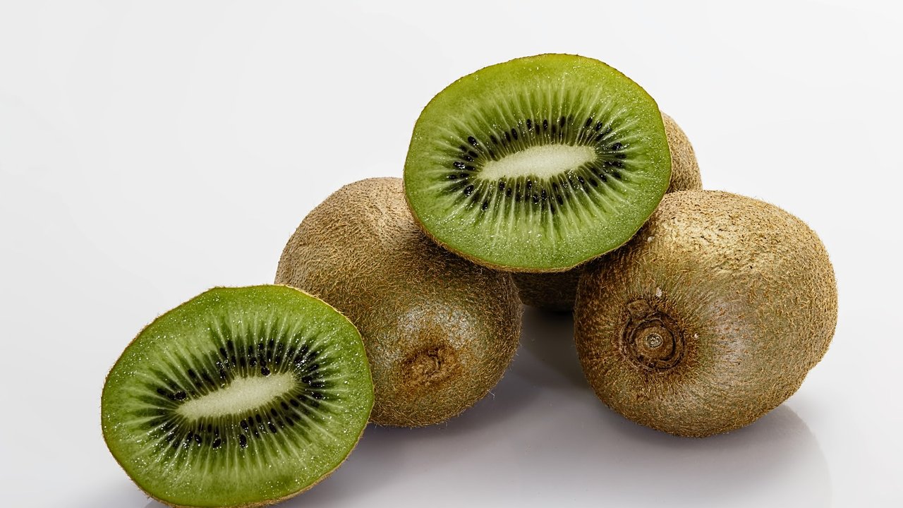 Bevor die Katze Kiwi kosten darf, ist die Haut der Frucht zu entfernen.