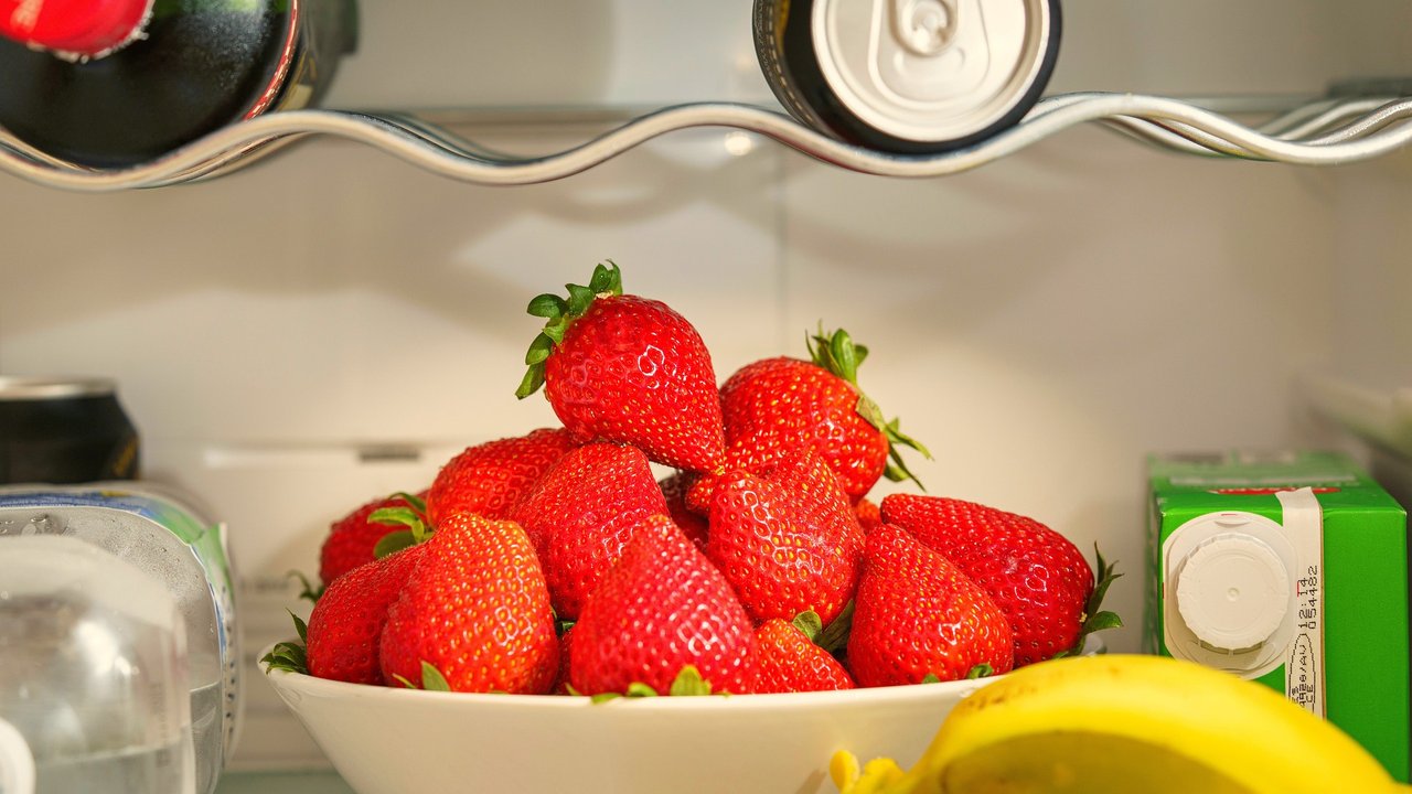 Hübsch drappiert wirken die Erdbeeren im Kühlschrank gleich einladender. 