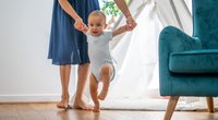 Gehfrei: Sind Lauflernhilfen für Babys sinnvoll oder schädlich?
