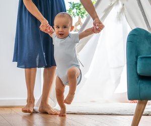 Gehfrei: Sind Lauflernhilfen für Babys sinnvoll oder schädlich?