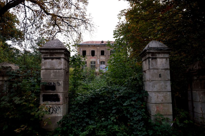 Nahe eines Seeufers bei Köln-Chorweiler liegt Haus Fühlingen . Die einstmals imposante Villa und ehemalige Sommerresidenz von Eduard Freiherr von Oppenheim verfällt seit über 30 Jahren und gilt als berüchtigter Lost Place, um den sich viele Gruselgeschichten ranken. Es gibt Bestrebungen, das Anwesen zu modernisieren und als Teil einer Luxus-Wohnanlage herzurichten. Themenbild, Symbolbild Köln, 13.10.2023 NRW Deutschland *** Near a lakeside near Cologne Chorweiler lies Haus Fühlingen The once imposing villa and former summer residence of Eduard Freiherr von Oppenheim has been decaying for over 30 years and is considered a notorious lost place around which many horror stories entwine There are efforts to modernize the property and pr Copyright: xChristophxHardtx