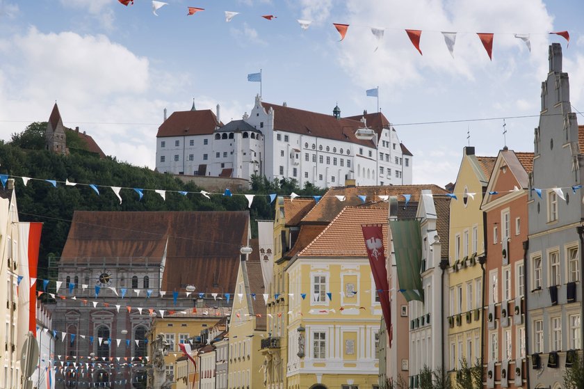 Burg Trausnitz im Hintergrund der geschmückten Altstadt