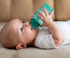 Dürfen Babys Wasser trinken?