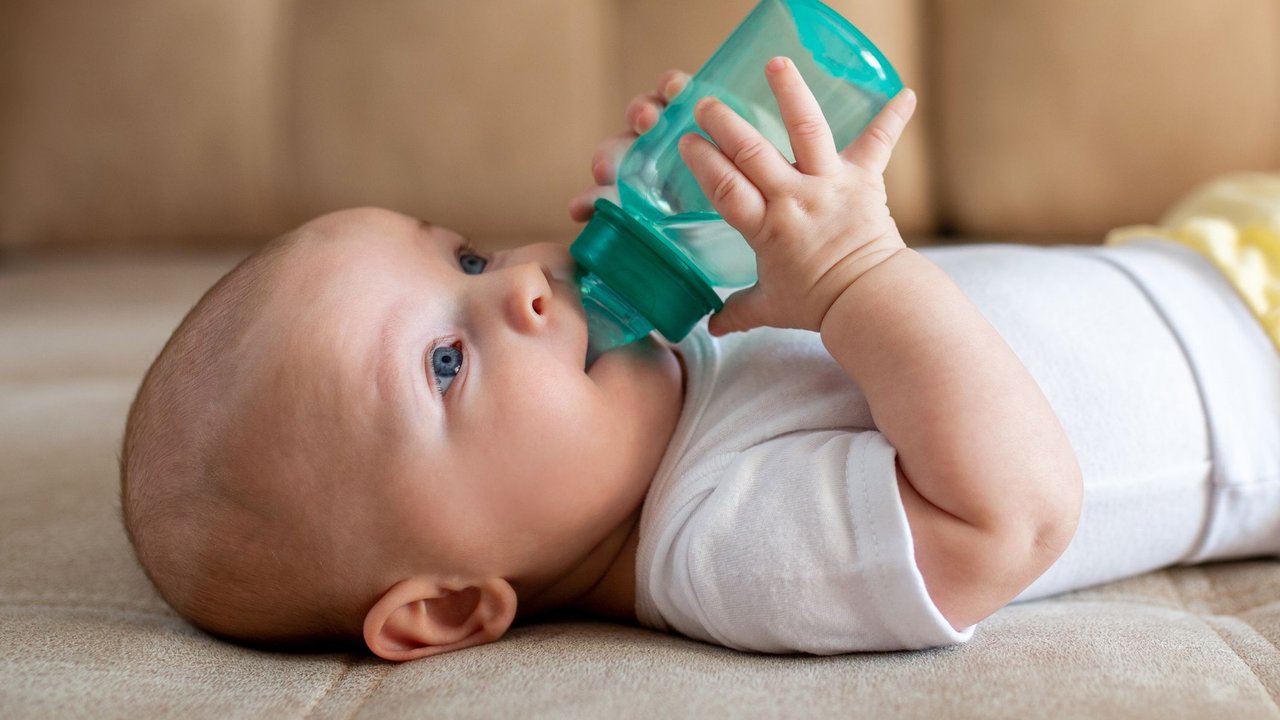 Dürfen Babys Wasser trinken