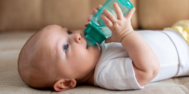 Dürfen Babys Wasser trinken?