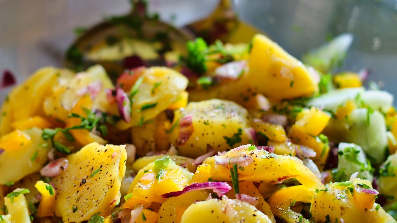 Hier wird ein deftiger Kartoffelsalat ohne Mayonnaise serviert.