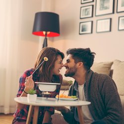 Veganes Fondue: 3 Ideen mit veganem Käse, Brühe oder frittiert