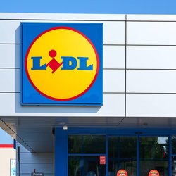 Schicke Festtafel: Auf der Marmor-Platte von Lidl sehen Speisen noch leckerer aus