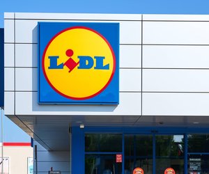 Schicke Festtafel: Auf der Marmor-Platte von Lidl sehen Speisen noch leckerer aus