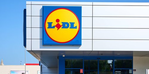 Schicke Festtafel: Auf der Marmor-Platte von Lidl sehen Speisen noch leckerer aus