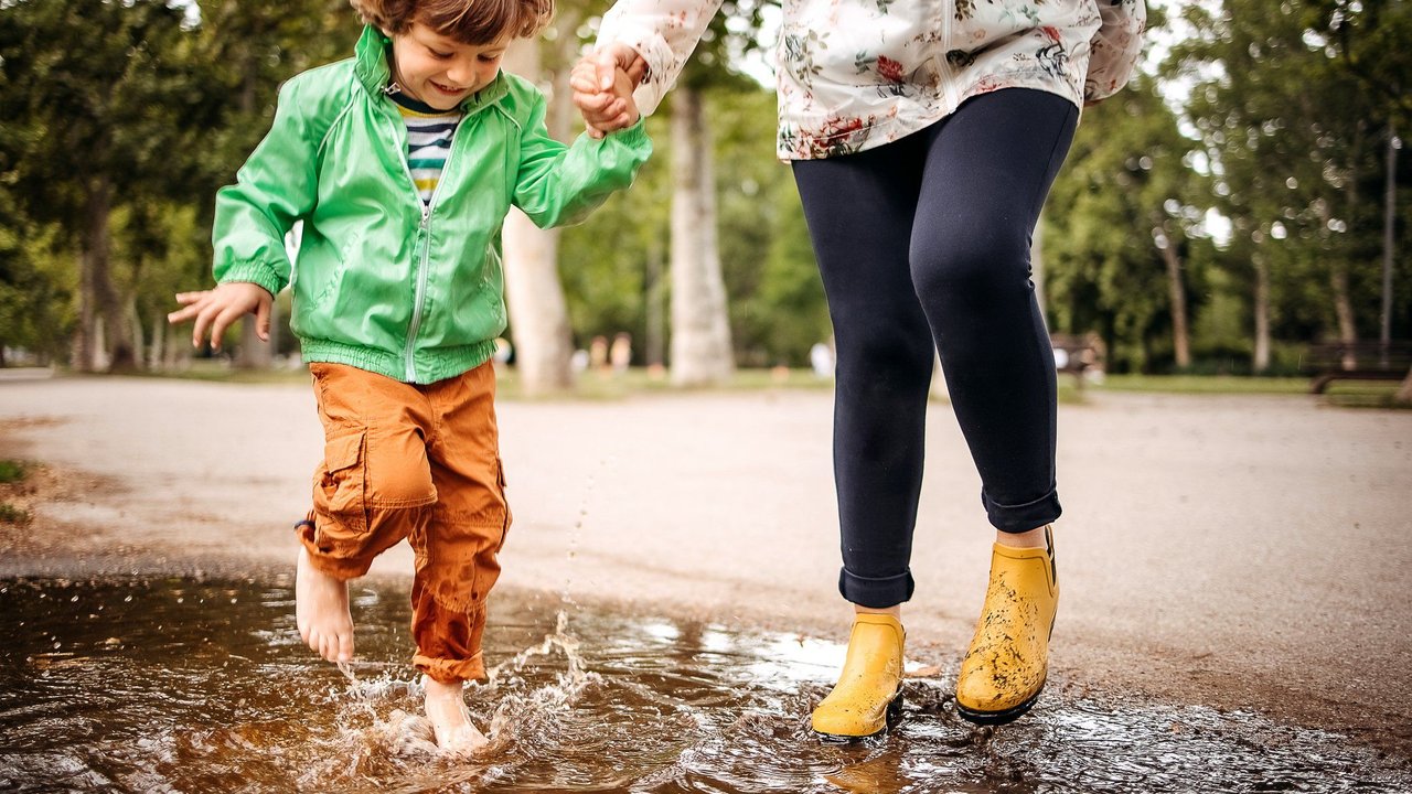 Der niedliche Regeneinteiler von Tchibo sorgt für sorglosen Spielspaß im Regen.