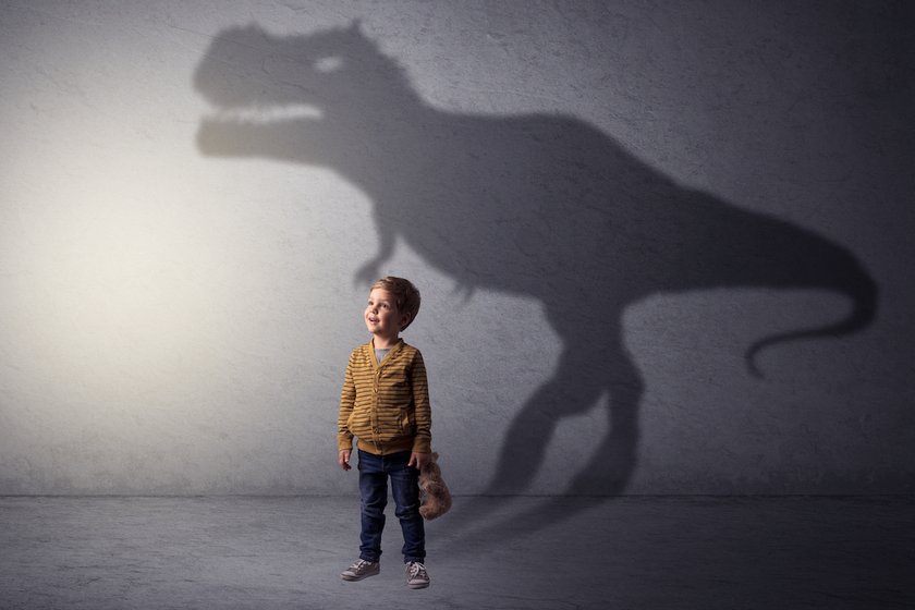 Junge mit Dinosaurier-Schatten