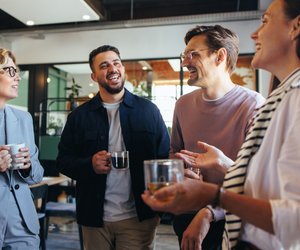 Psychologie: 8 unbewusste Gesprächssignale, die deine soziale Klasse preisgeben