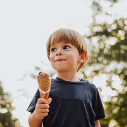 Das sind die perfekten Vornamen für Jungen & Mädchen, die im Juni geboren werden