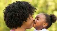 Sein Kind auf den Mund küssen: Total normal oder totales No-Go?